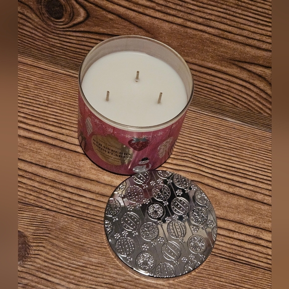 Bath & Body Works Candle Strawberry Snowflakes - Picture 3 of 4